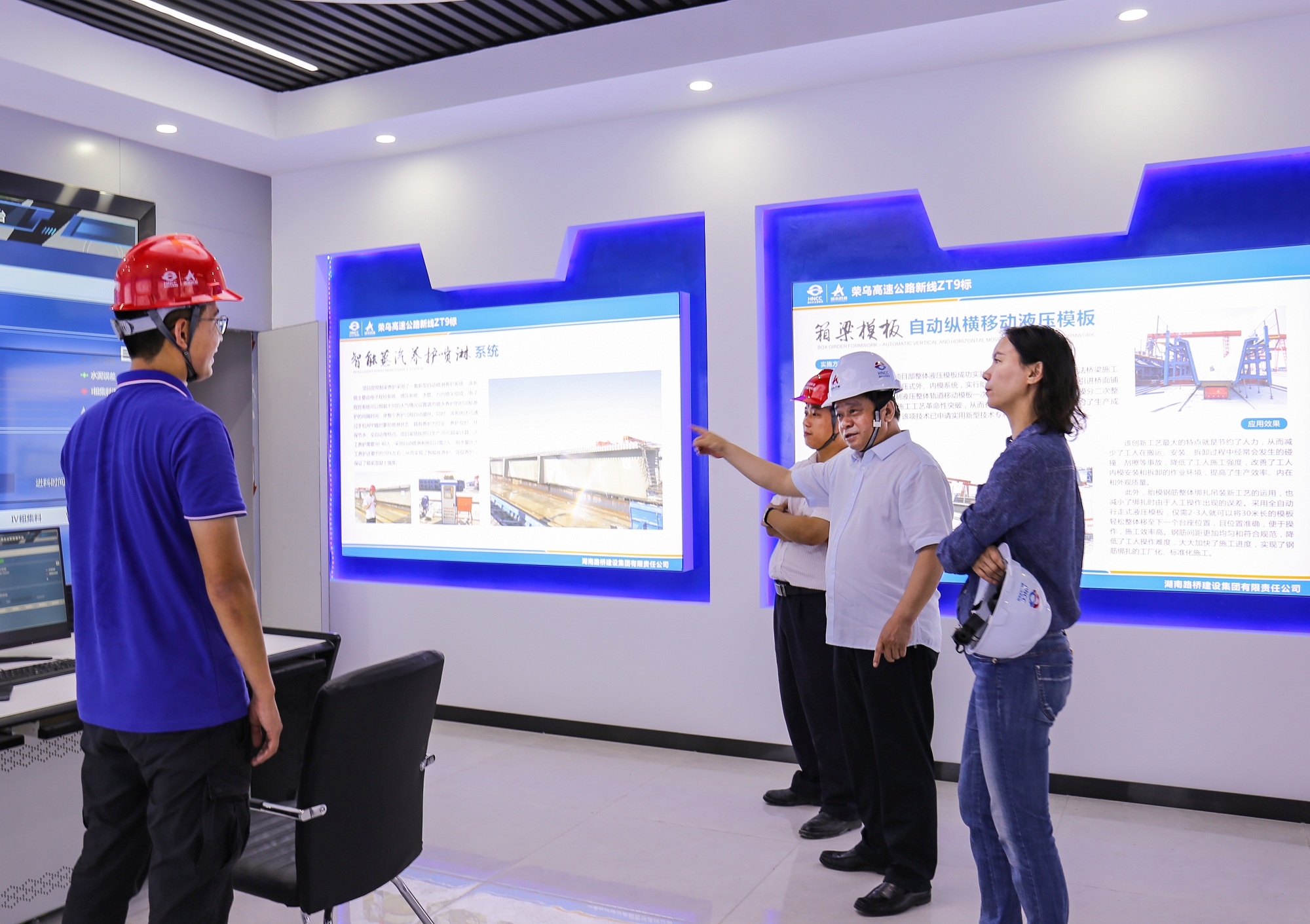 5、申生光一行參觀BIM技術(shù)室 _副本.jpg