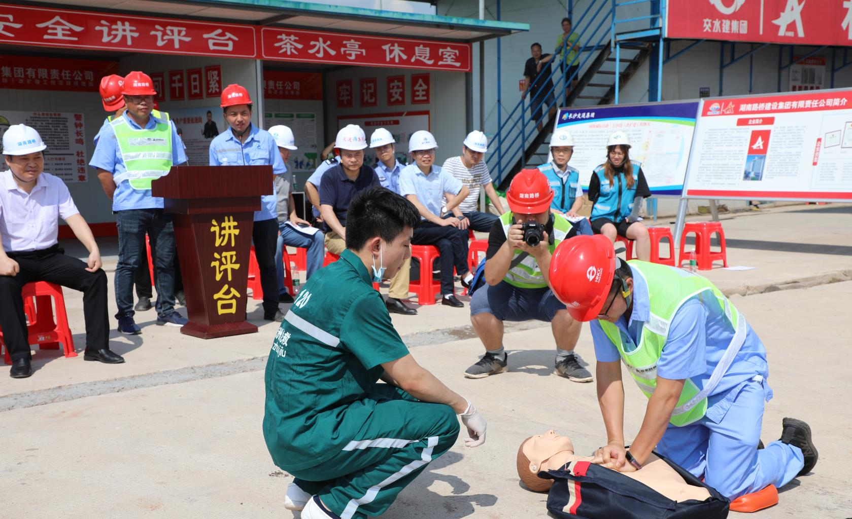 洞株路項目承辦高處墜落應(yīng)急救援演練_副本.jpg