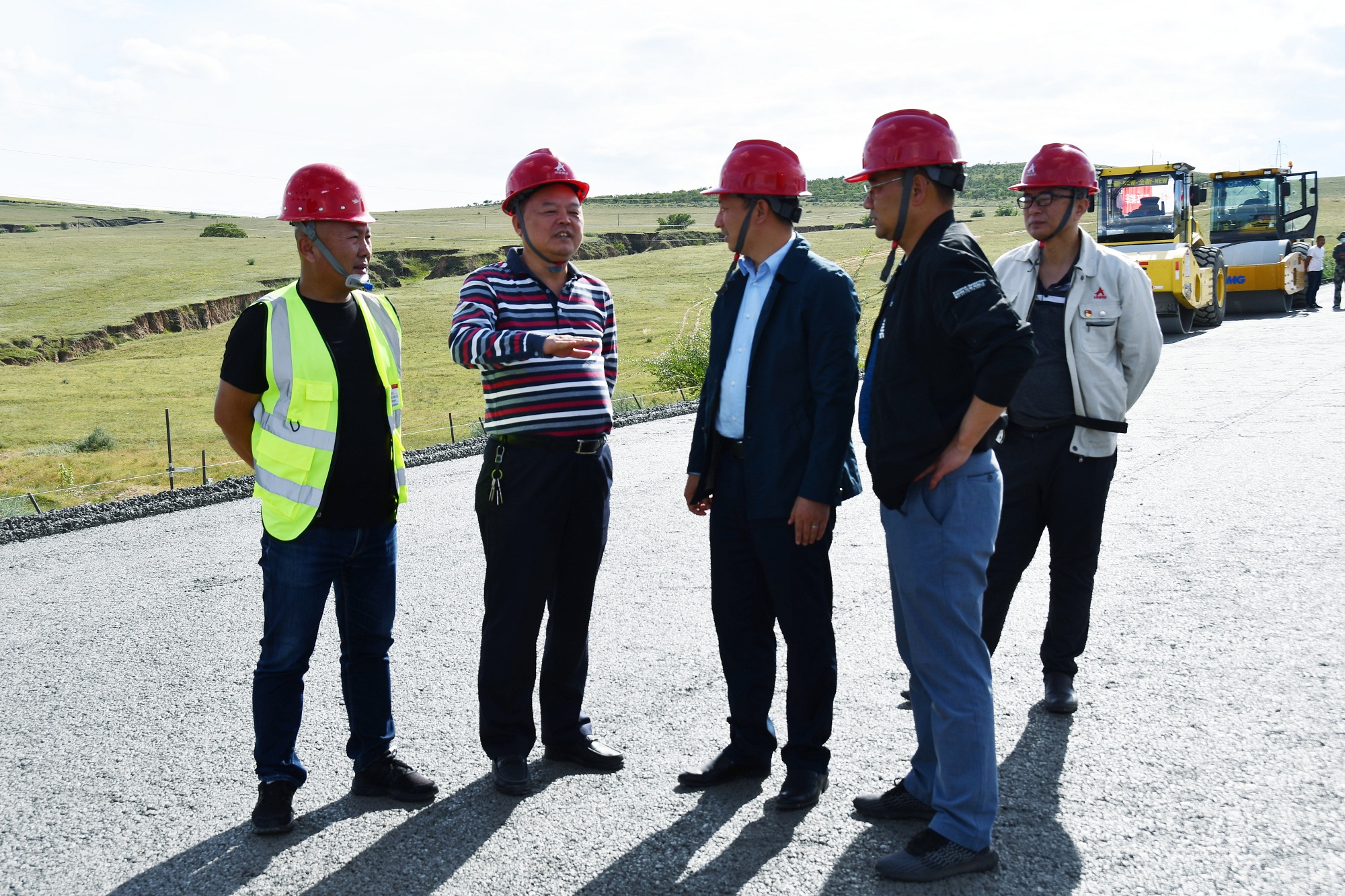 照片：集團(tuán)總經(jīng)理龔智輝赴內(nèi)蒙督查大查1標(biāo)項目建設(shè)_副本.jpg