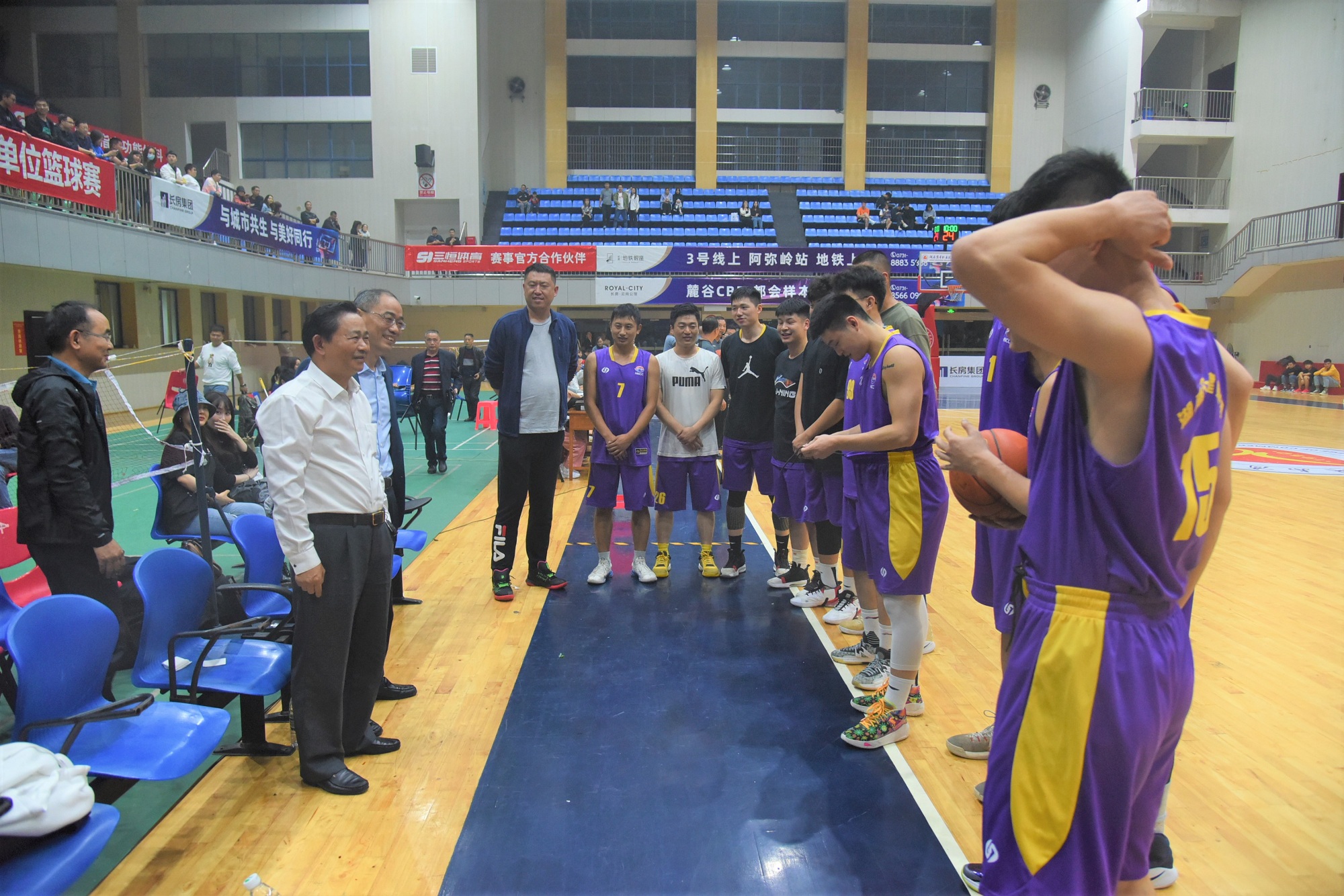交水建集團(tuán)領(lǐng)導(dǎo)周雄飛、胡建華在比賽現(xiàn)場(chǎng)為球員加油鼓勁.jpg