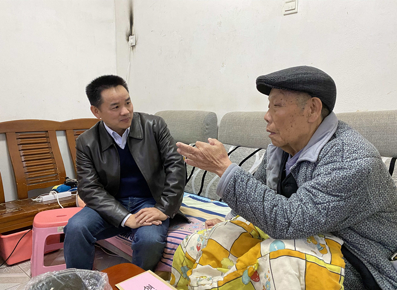15、2月7日，陳湘平慰問(wèn)困難退休群眾尹先金_副本_副本.jpg