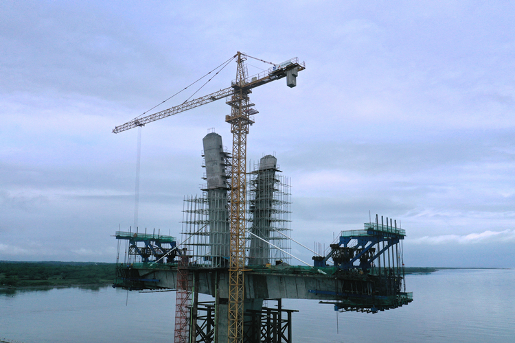 菲律賓卡馬拉尼甘大橋成功安裝首對(duì)斜拉索 (2)_副本.jpg